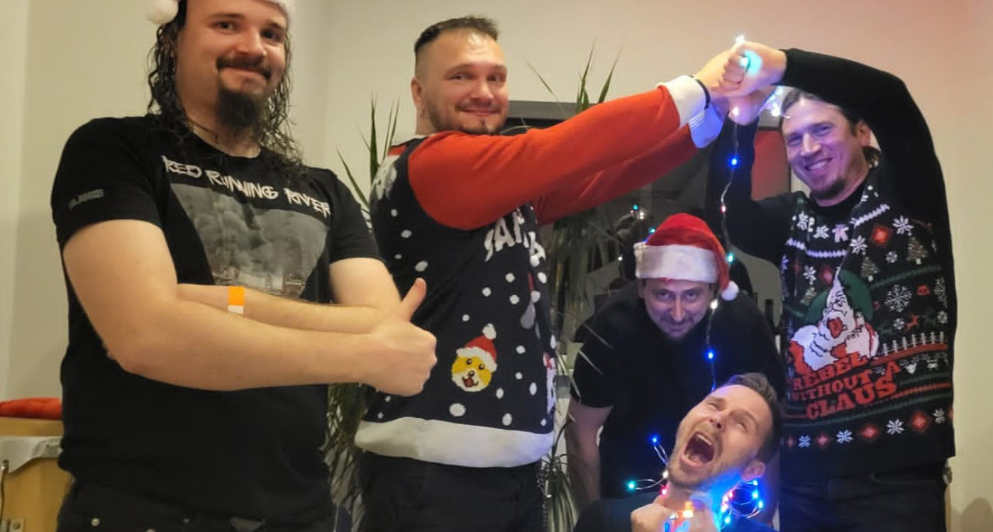 Eben noch melancholisch, dann auf die Fresse: Red Running River veröffentlichen ihr erstes Album „Silence“ – Seit Tag eins dabei in der Thrash-Rock-Band ist der Rötgesbütteler Ronny Pfeil