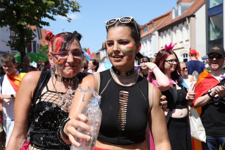 Egal, wer Du bist, und egal, wen Du liebst: KURT zeigt Euch die schönsten Bilder vom 1. Christopher Street Day in Gifhorn