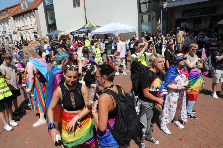 Egal, wer Du bist, und egal, wen Du liebst: KURT zeigt Euch die schönsten Bilder vom 1. Christopher Street Day in Gifhorn