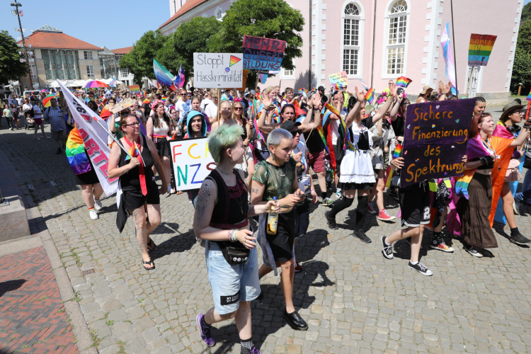Egal, wer Du bist, und egal, wen Du liebst: KURT zeigt Euch die schönsten Bilder vom 1. Christopher Street Day in Gifhorn