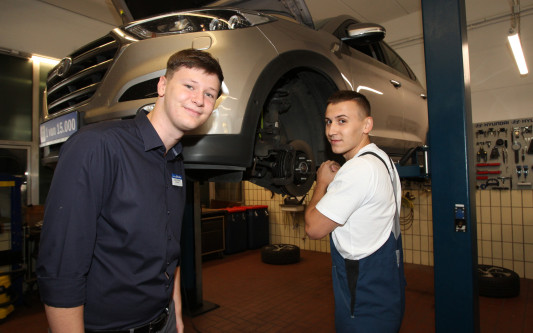 Eigenständigkeit beim Familienunternehmen: Das Autohaus Blecker in Gifhorn bildet Büro- und Automobilkaufleute sowie KFZ-Mechatroniker aus