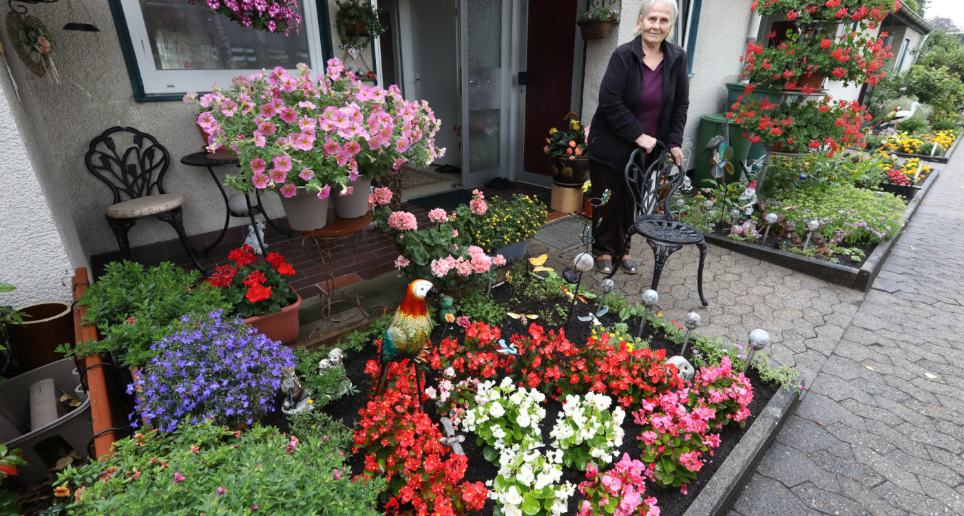 Ein Anblick, der einen ins Finale des Gifhorner Balkon-Wettbewerbs führt: Katharina Kister und ihr Blumenmeer