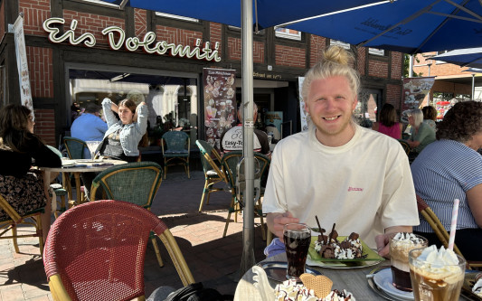 Ein Löffelchen Dolce Vita in der Mittagspause: KURTs Gastro-Test führt Malte Schönfeld in die unvergleichliche Gifhorner Eisdiele Dolomiti