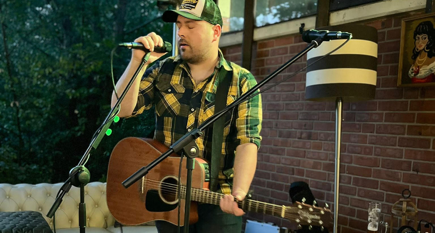 Ein Mann, eine Gitarre und seine Geschichten: Maikel Tretschok kann gleich zwei Mal beim Gifhorner Altstadtfest angeschmachtet werden