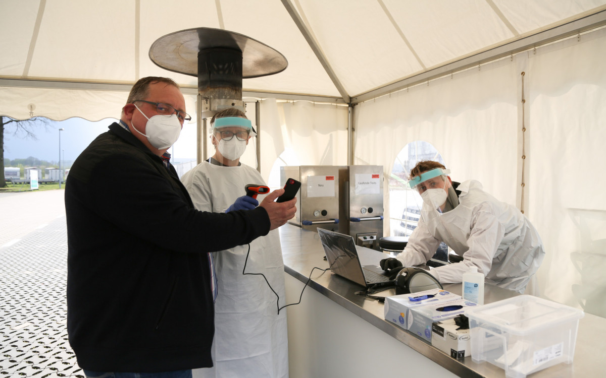 Ein negatives Ergebnis zum Mitnehmen, bitte! Bei Roth im Isenbütteler Gewerbegebiet gibt es jetzt ein Drive-in-Testzentrum