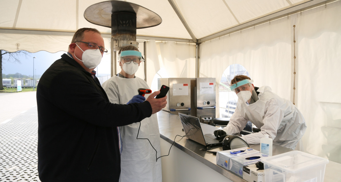 Ein negatives Ergebnis zum Mitnehmen, bitte! Bei Roth im Isenbütteler Gewerbegebiet gibt es jetzt ein Drive-in-Testzentrum