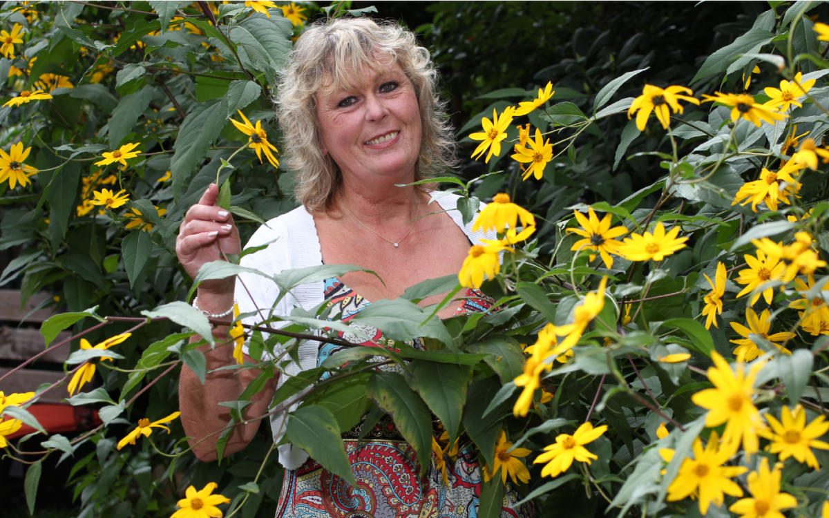 Ein Strandkorb, ein altes Fahrrad und reichlich Blumen und Kräuter - Die Terrasse von Manuela Fricke ist in ständigem Wandel