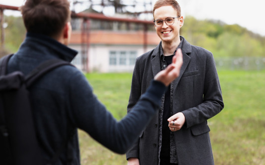 Eine Stimme für die Stimmlosen und Ungehörten – Das sind die Ziele und Motivation von Bundestagskandidat Henrik Werner (Grüne)