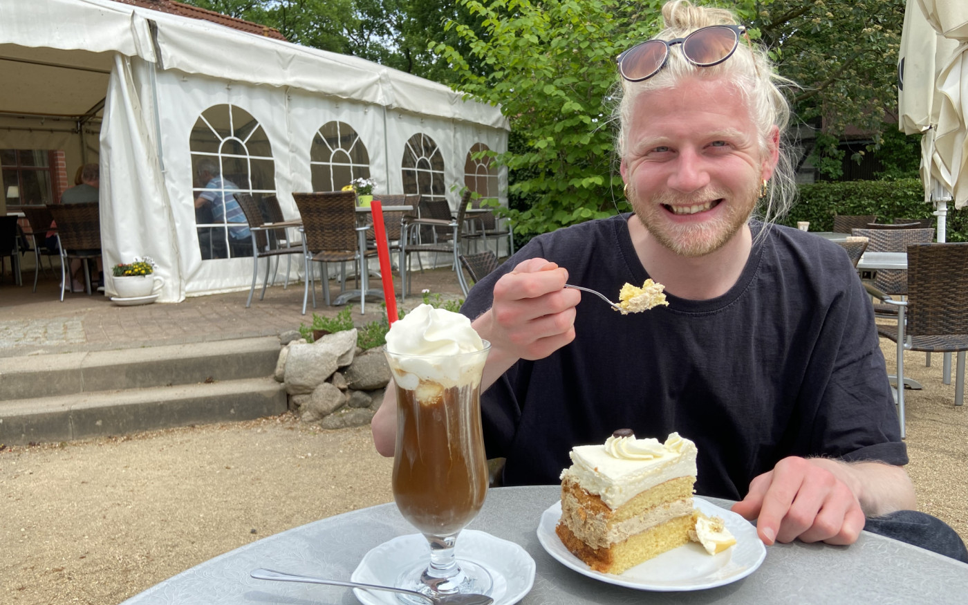 Eine Wunderwelt der Tortenkreationen - Im Landcafé Neubokel kann man es sich bei Torte und Eiskaffee gutgehen lassen