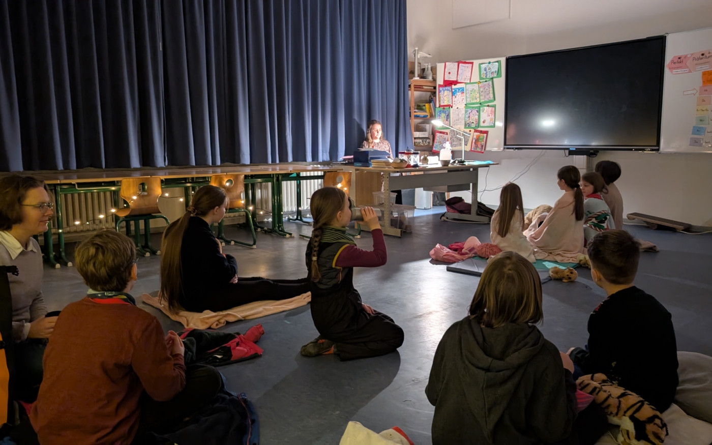 Eingekuschelt lauscht es sich am besten: Vorleseabend in der Albert-Schweitzer-Schule in Gifhorn