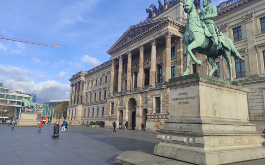 Einmal Braunschweig to go, bitte: KURT-Rezensentin Mia Anna Elisabeth Timmer überdenkt ihre Abneigung gegen die Löwenstadt