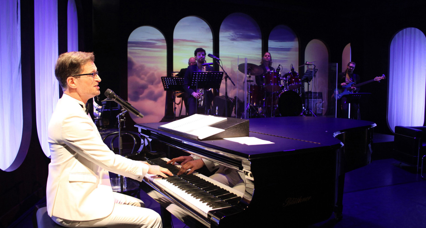 Einmal verrückt sein und aus allen Zwängen fliehen: Hommage an Udo Jürgens in der Gifhorner Stadthalle