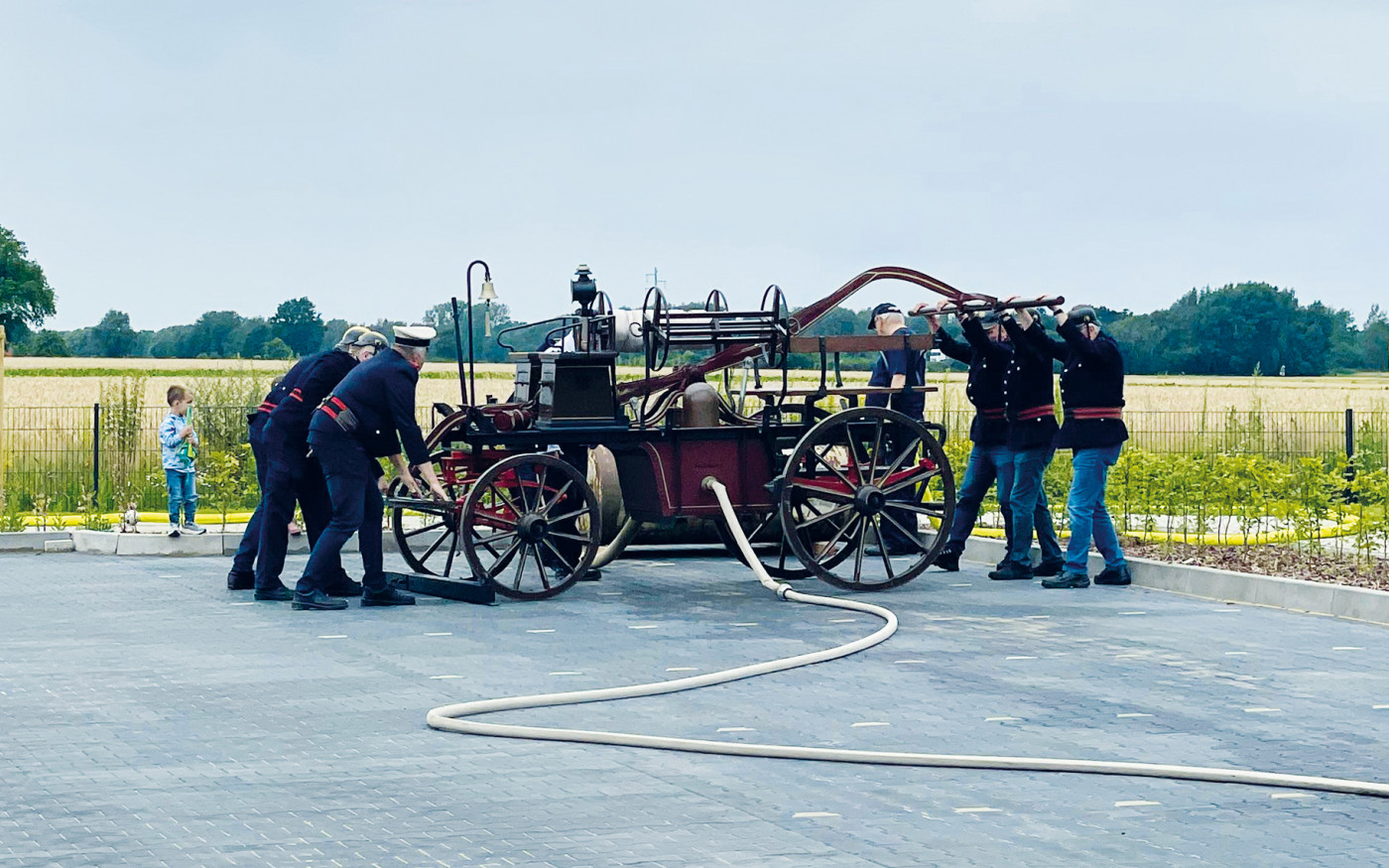 Einmal wie die alten Recken das Feuer bekämpfen: Teams treten bei der Feuerwehr Gamsen im Handdruckspritzen-Wettbewerb an