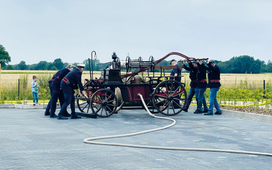 Einmal wie die alten Recken das Feuer bekämpfen: Teams treten bei der Feuerwehr Gamsen im Handdruckspritzen-Wettbewerb an