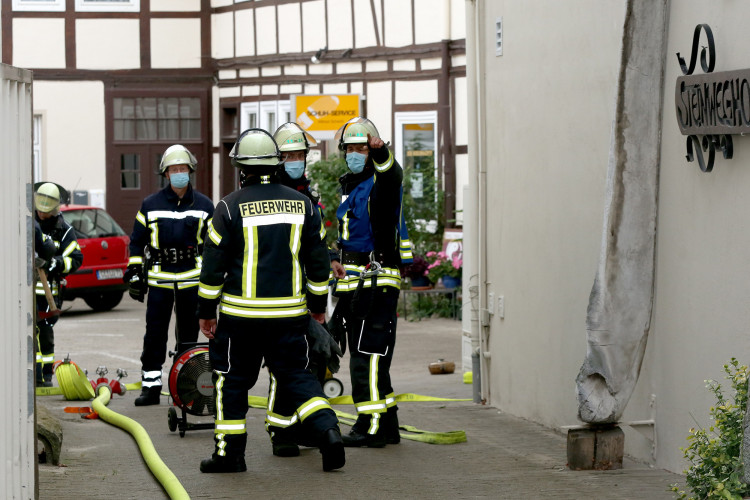 Einsatz in Gifhorns Innenstadt - Feuerwehr öffnet Wohnung, holt Topf vom Herd und bekämpft Rauchentwicklung