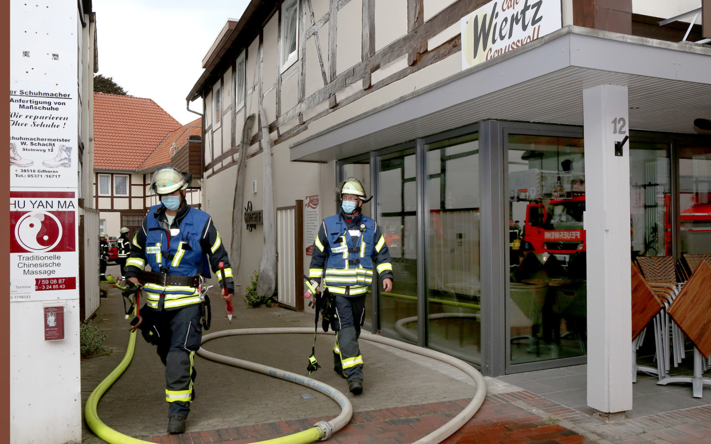 Einsatz in Gifhorns Innenstadt - Feuerwehr öffnet Wohnung, holt Topf vom Herd und bekämpft Rauchentwicklung