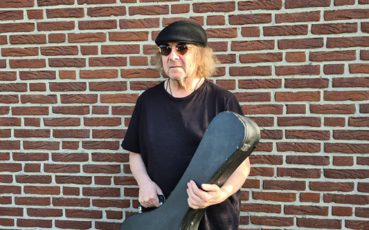 Eintritt frei: Liedermacher und Dichter Thomas Schmidt gastiert an Nikolaus im Fritzcafe in Dalldorf