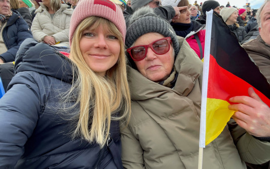 Ekstase beim Skispringen in Garmisch-Partenkirchen: Sport-KURT-Autorin Lisa Herbold und ihre Mutter erleben die Vierschanzentournee