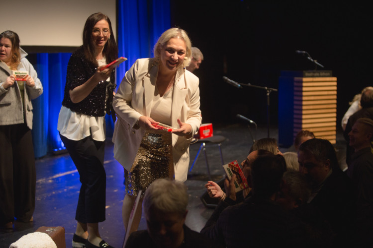 Emotional, würdigend, verbindend: Unsere Bildergalerie zeigt Euch die schönsten Momente der ersten Gala für Gastarbeiterinnen in Gifhorn