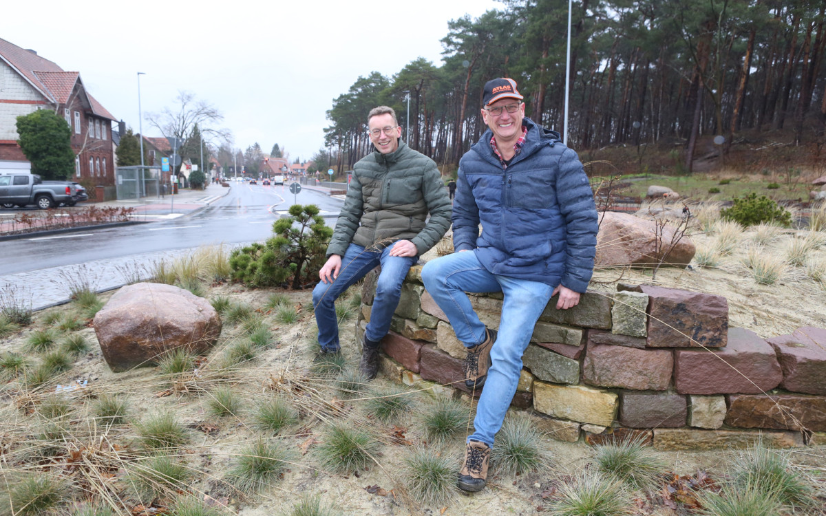 Entspannter Gartenurlaub dank Mähroboter - Die Firma Delle und Heinemann bringt Farbe und Form in die Gifhorner Botanik