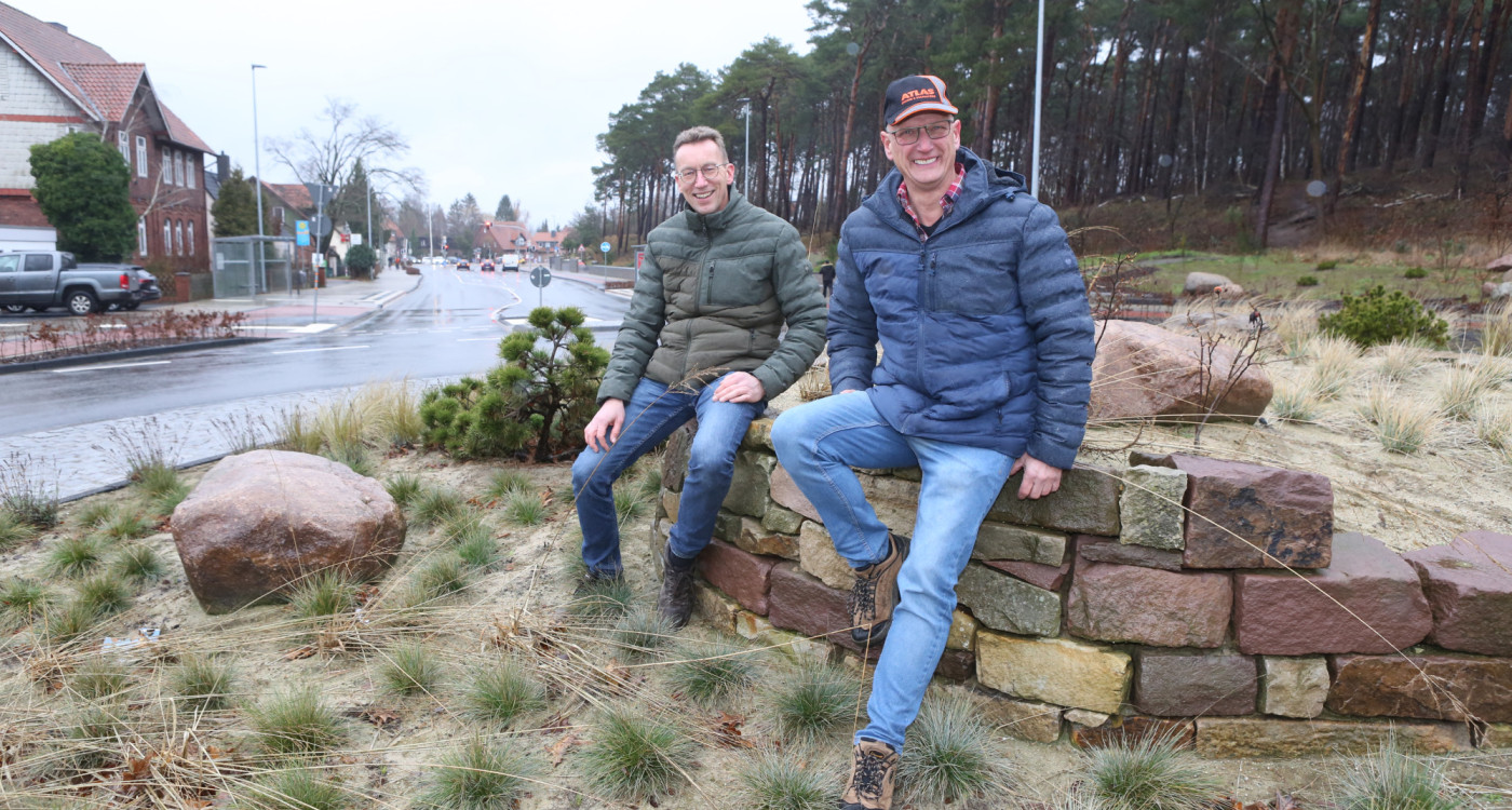 Entspannter Gartenurlaub dank Mähroboter - Die Firma Delle und Heinemann bringt Farbe und Form in die Gifhorner Botanik