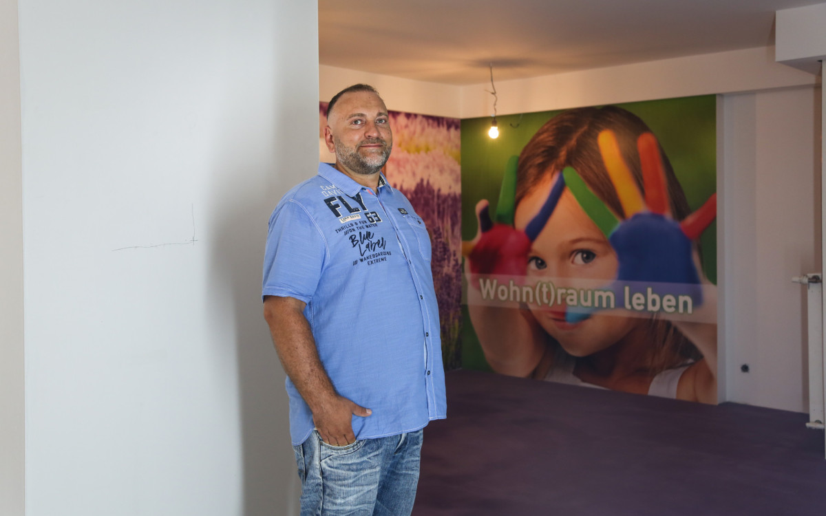 Er zeigt, was Malermeister draufhaben: Artur Gehring und sein Team erledigen letzte Arbeiten am neuen Showroom