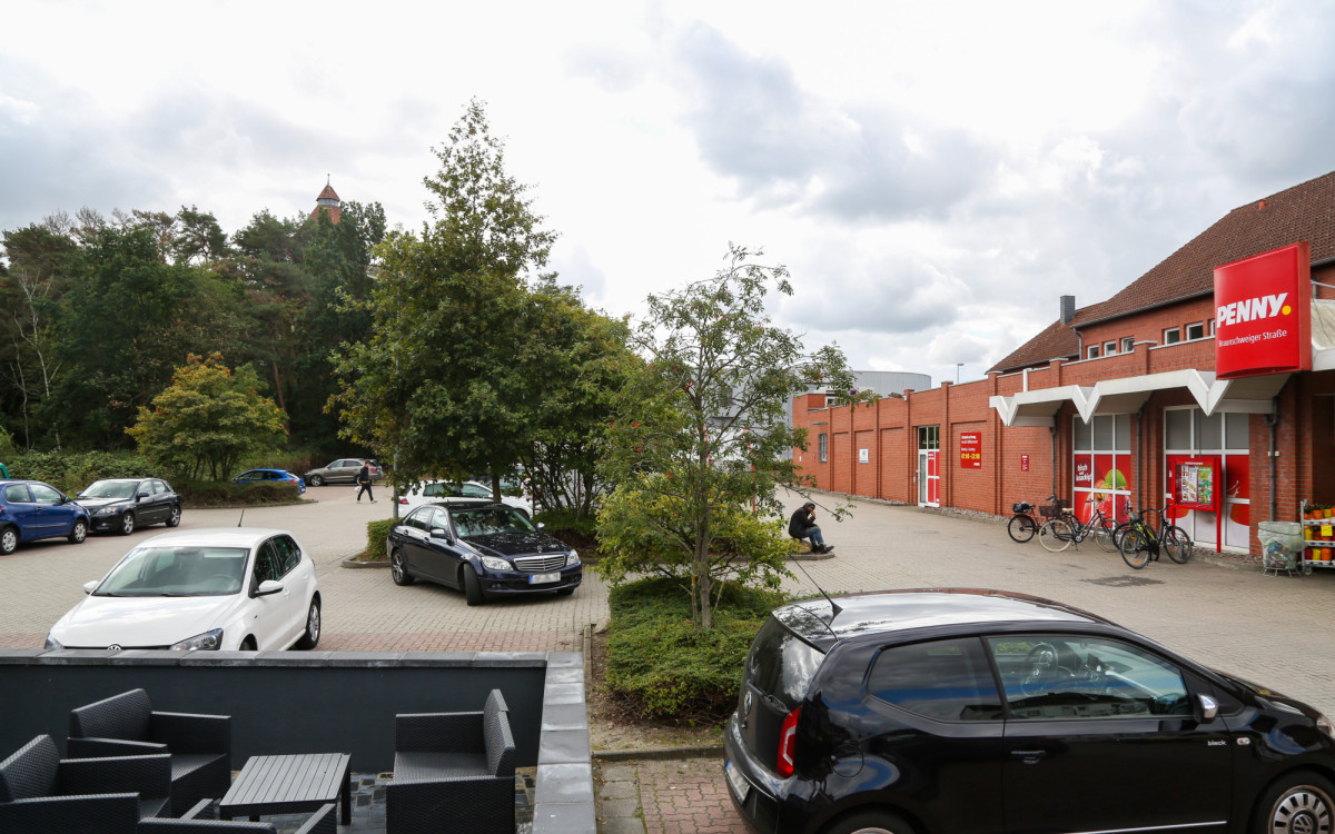 Erst Opfer, dann Fahrraddieb, dann Täter - Betrunkener greift Polizist an Penny-Parkplatz in Gifhorn an