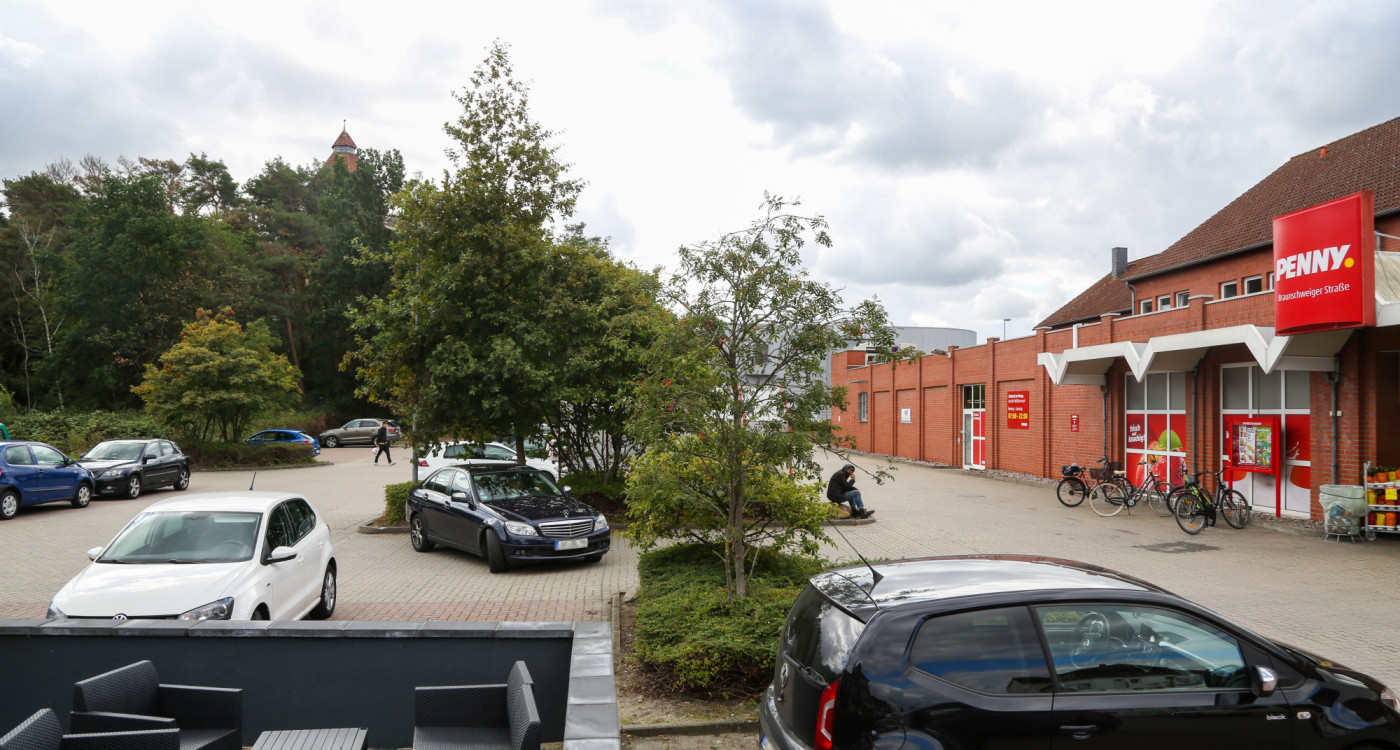 Erst Opfer, dann Fahrraddieb, dann Täter - Betrunkener greift Polizist an Penny-Parkplatz in Gifhorn an
