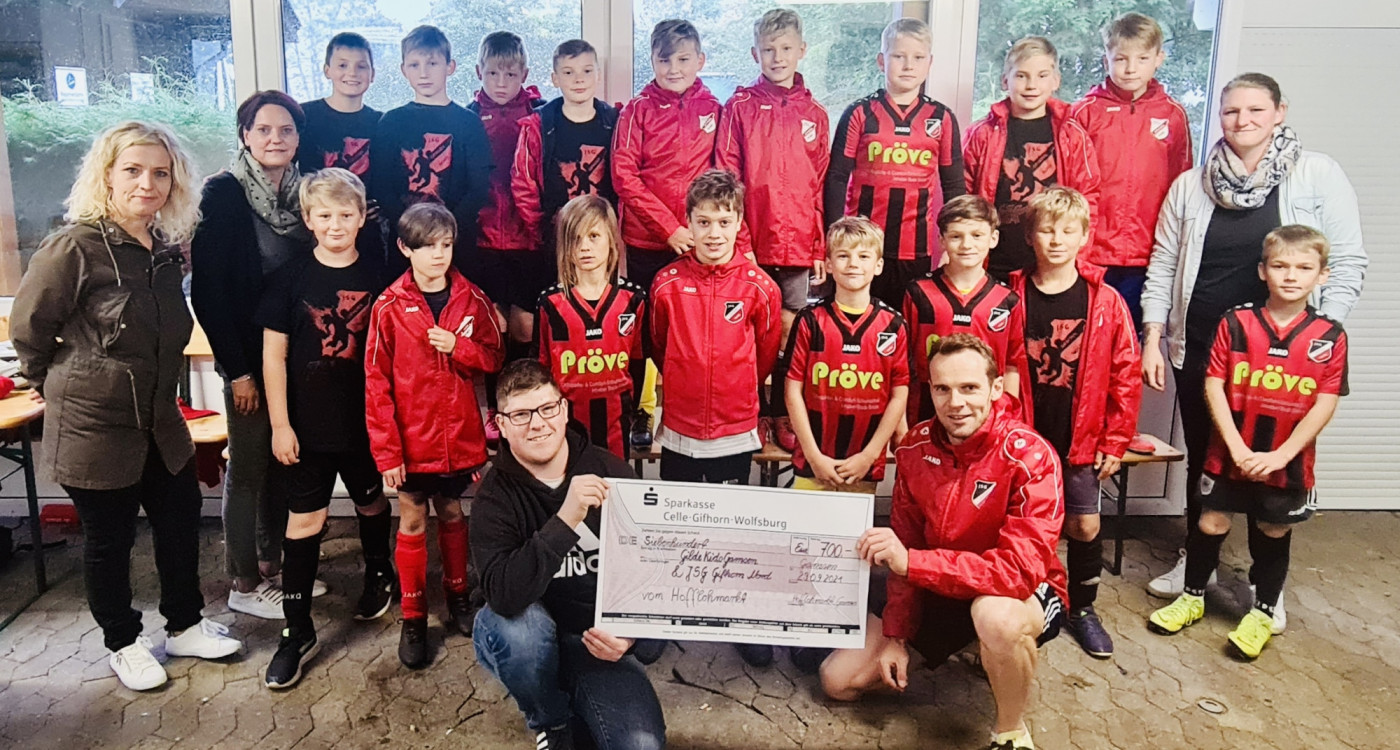 Erster Hofflohmarkt in Gamsen: 700-Euro-Spende für die E-Jugend der JSG Gifhorn Nord und die Gilde Kids Gamsen