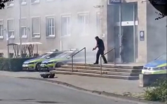 Explosion unter Polizeiwagen: 22-jähriger Gifhorner kommt vor Gericht noch einmal mit Bewährung davon, muss nun aber in Alkoholentzug