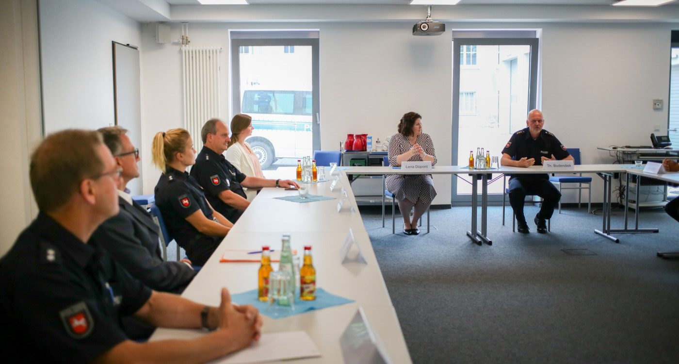 Extremismus, Kinderpornos, Rassismus – EU-Abgeordnete Lena Düpont hakt bei Gifhorns Polizei nach