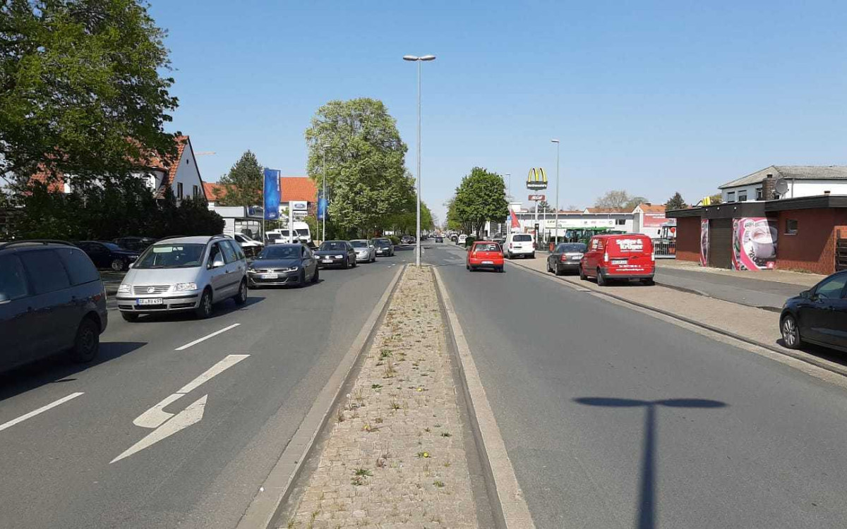 Fahranfänger (18) rast mit Tempo 99 auf der Braunschweiger Straße an Gifhorns Polizei vorbei