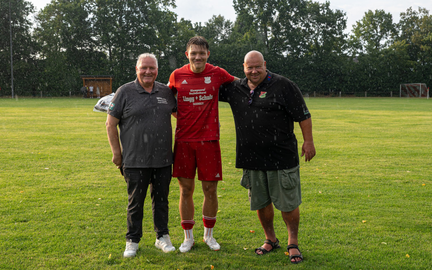 Fair Play im Amateurfußvall: Paul Freudenberg vom FC Ohretal wird ausgezeichnet