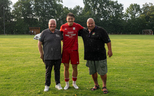 Fair Play im Amateurfußvall: Paul Freudenberg vom FC Ohretal wird ausgezeichnet