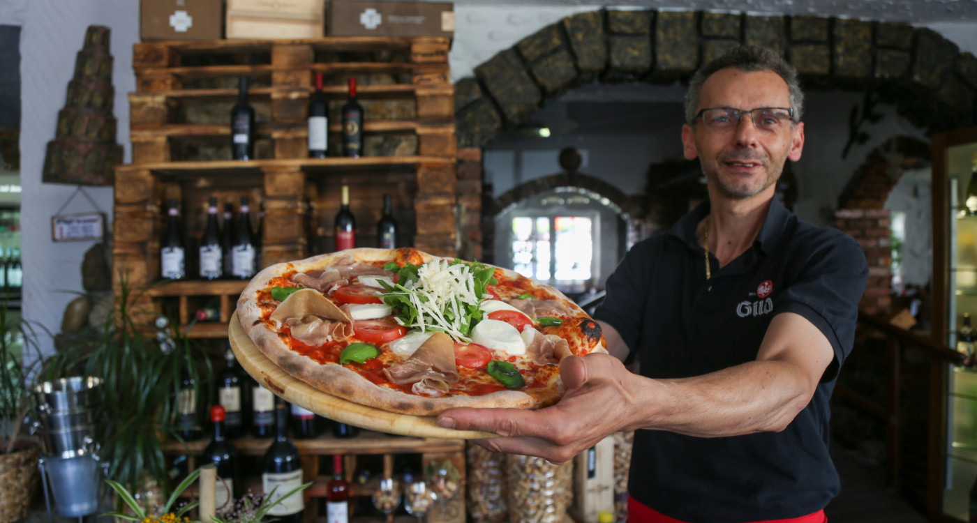Familienpizza für nur 15 Euro - Das italienische Restaurant La Fontana erwartet den Sommer
