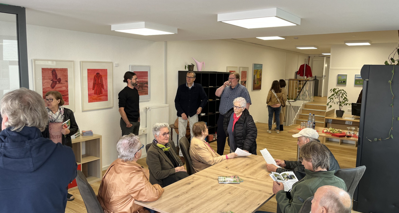 Federn, Vögel und ein bisschen Rot: Jetzt bei KURT die Ausstellung des Berliner Künstlers Ulrich Diezmann entdecken