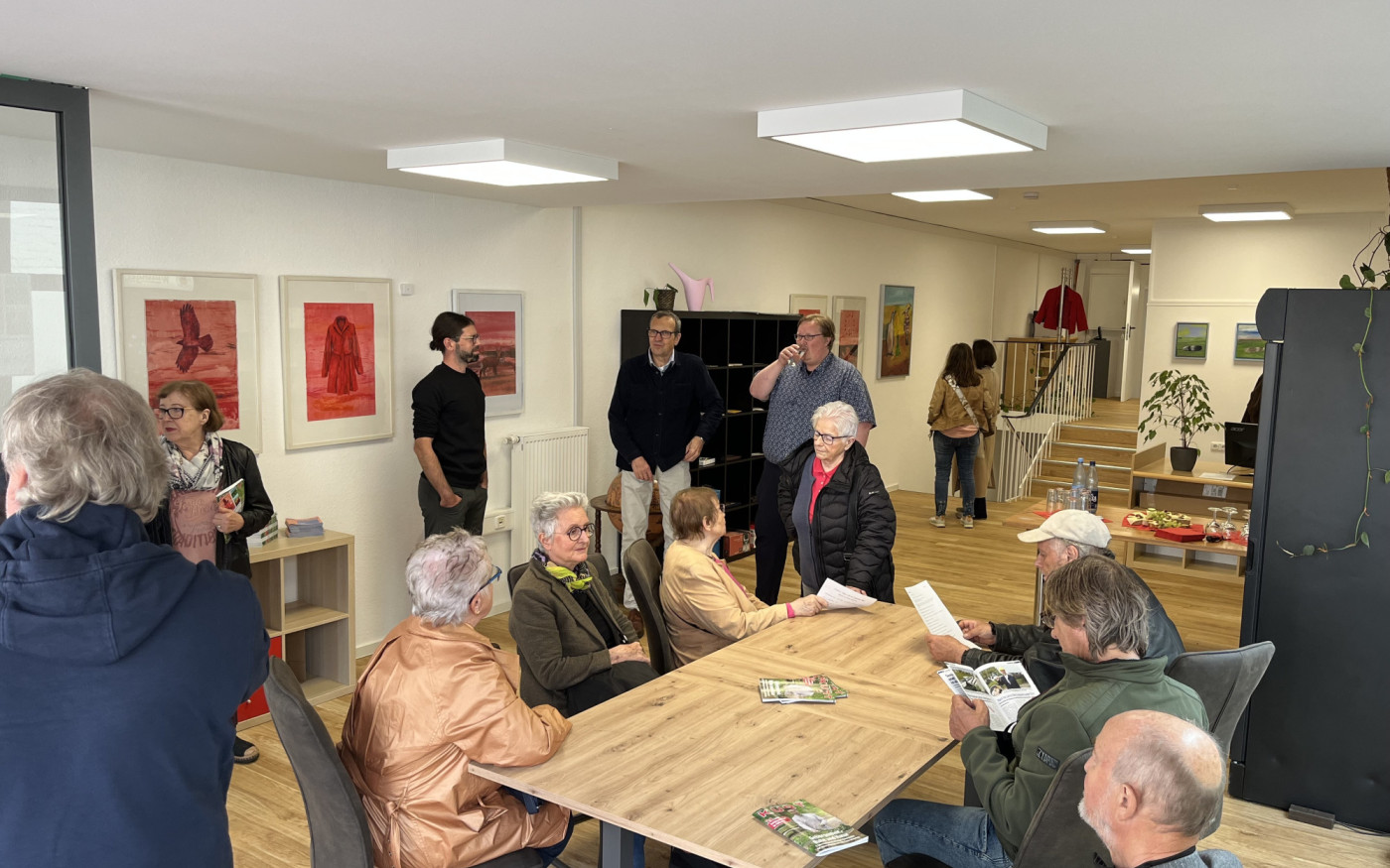 Federn, Vögel und ein bisschen Rot: Jetzt bei KURT die Ausstellung des Berliner Künstlers Ulrich Diezmann entdecken