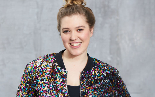 Fee Brembeck: Jetzt wird zurückerklärt – Kabarettistin gastiert auf Einladung des Kulturvereins in Gifhorn