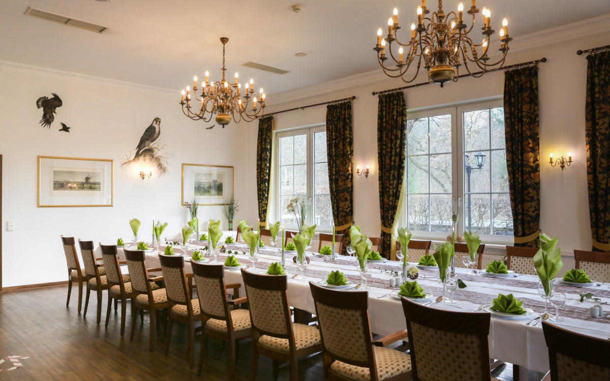 Feiern und Schlemmen im Morada Hotel Isetal: Bootsausflüge, Veranstaltungen und Restaurant ergänzen das Gästehaus