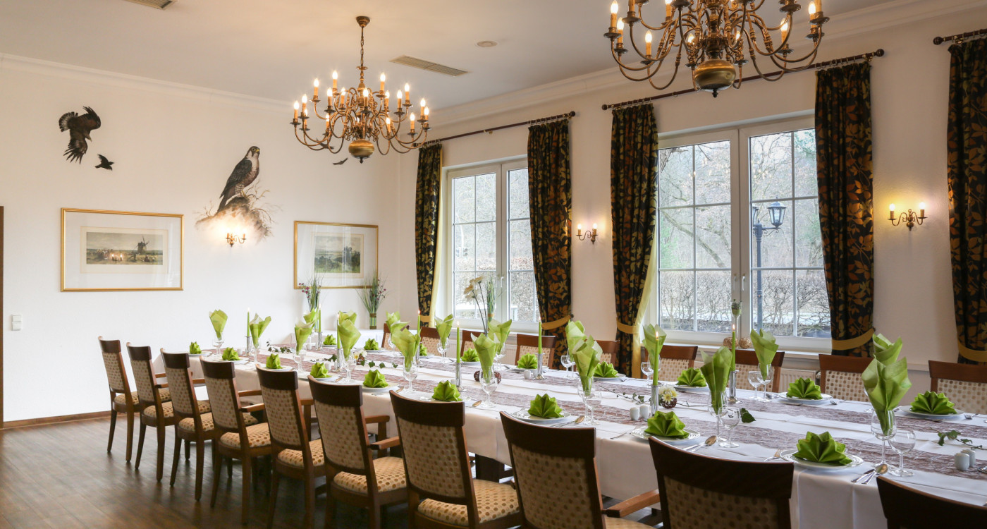 Feiern und Schlemmen im Morada Hotel Isetal: Bootsausflüge, Veranstaltungen und Restaurant ergänzen das Gästehaus