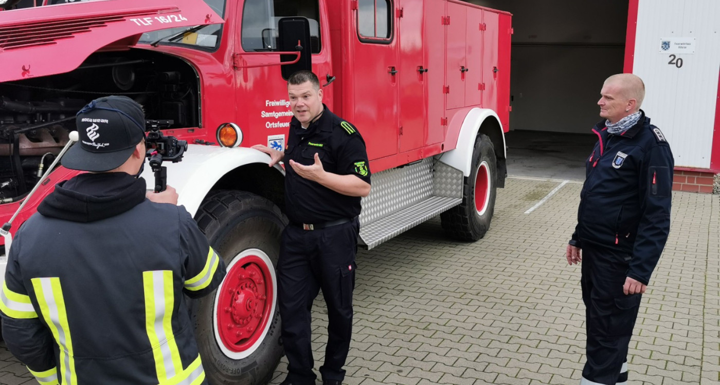 Feuerwehr-Willi dreht mit der Hillerser Feuerwehr und dem dienstältesten Tanklöschfahrzeug Niedersachsens