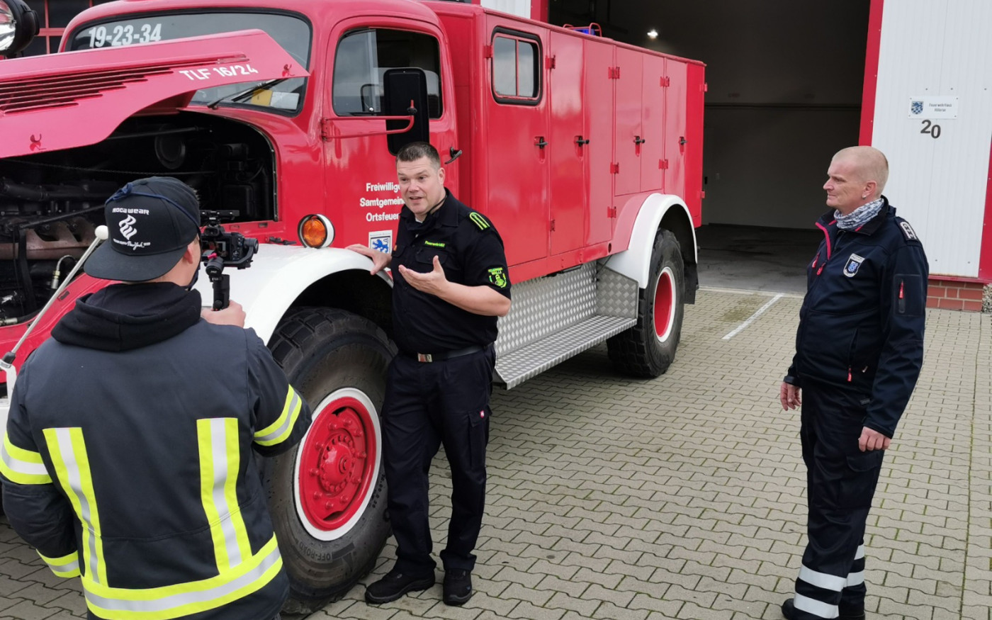 Feuerwehr-Willi dreht mit der Hillerser Feuerwehr und dem dienstältesten Tanklöschfahrzeug Niedersachsens