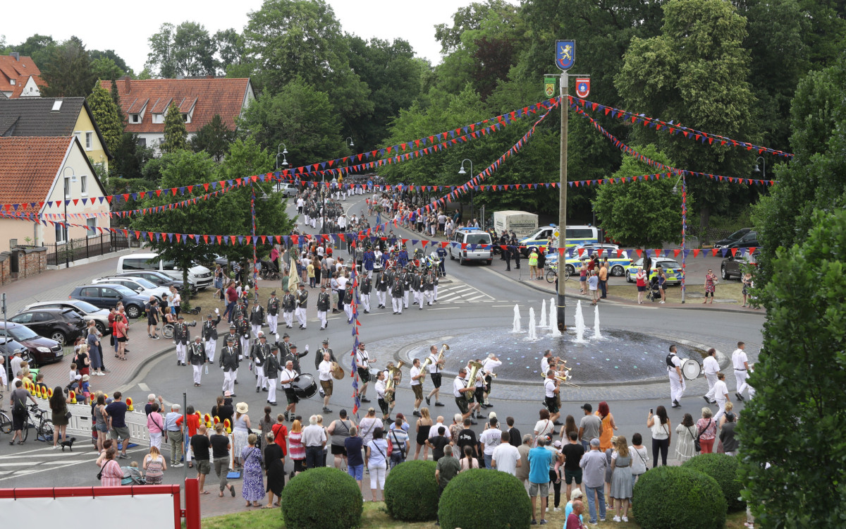 Feuerwerk, Rummel, prächtige Umzüge und eine neue Majestät – Von Donnerstag bis Sonntag steigt wieder das große Gifhorner Schützenfest
