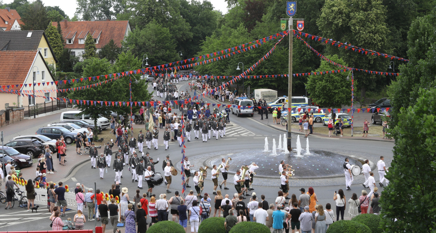 Feuerwerk, Rummel, prächtige Umzüge und eine neue Majestät – Von Donnerstag bis Sonntag steigt wieder das große Gifhorner Schützenfest