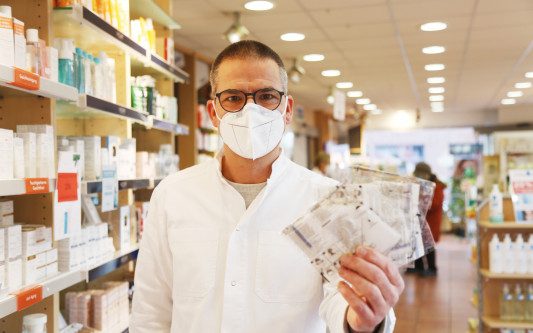 FFP-2-Masken gibt‘s in Gifhorns Aller-Apotheke - Inhaber Thorsten Stoye und sein Team lösen die Masken-Coupons ein