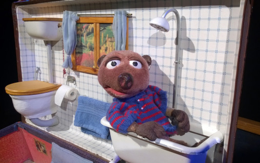 Figurentheater für Kinder: Elisa-Bib, ein stachelloser Igel, trotzt der Welt