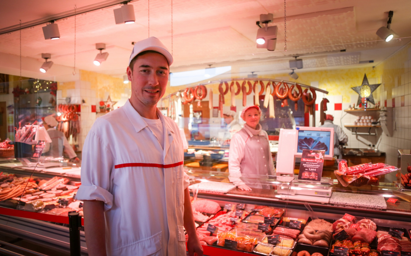 Fleisch vom Strohschwein gibt‘s bei Emmerich! Die Fleischerei legt Wert aufs Tierwohl – Weihnachts-Menüs auf Vorbestellung