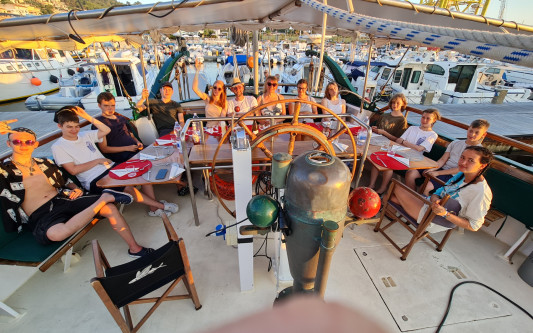 Fliegende Fische zum Greifen nahe: Zehn Kinder und Jugendliche aus Gifhorn reisen acht Tage lang mit einem Segelschiff entlang der Ostküste Sardiniens