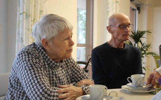Frau Sartorius lässt das Hospiz hinter sich: KURTs Besuch im Hospizcafé bringt eine überraschende Geschichte mit sich