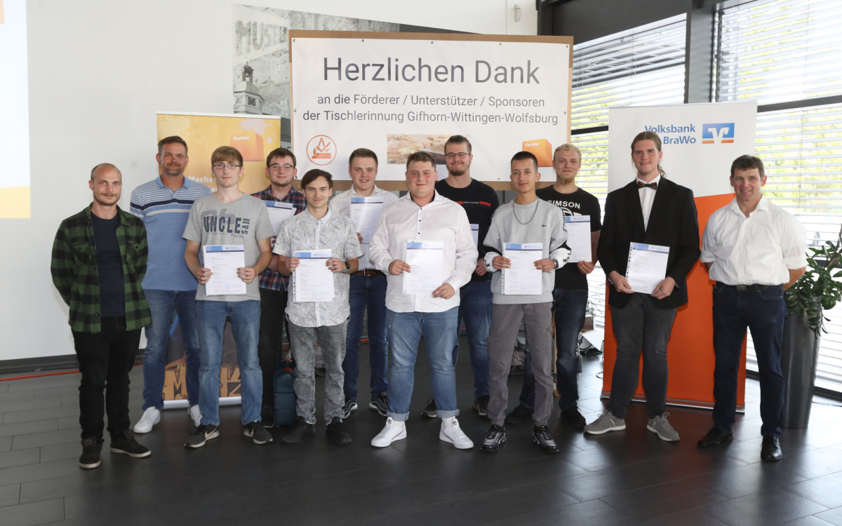 Freisprechung: Acht Tischler stellen ihre Gesellenstücke in Gifhorns Volksbank aus - Für das neunte war die Tür zu klein